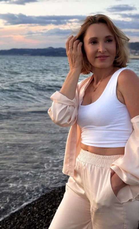 Изабелла Волхонская у моря в Сочи